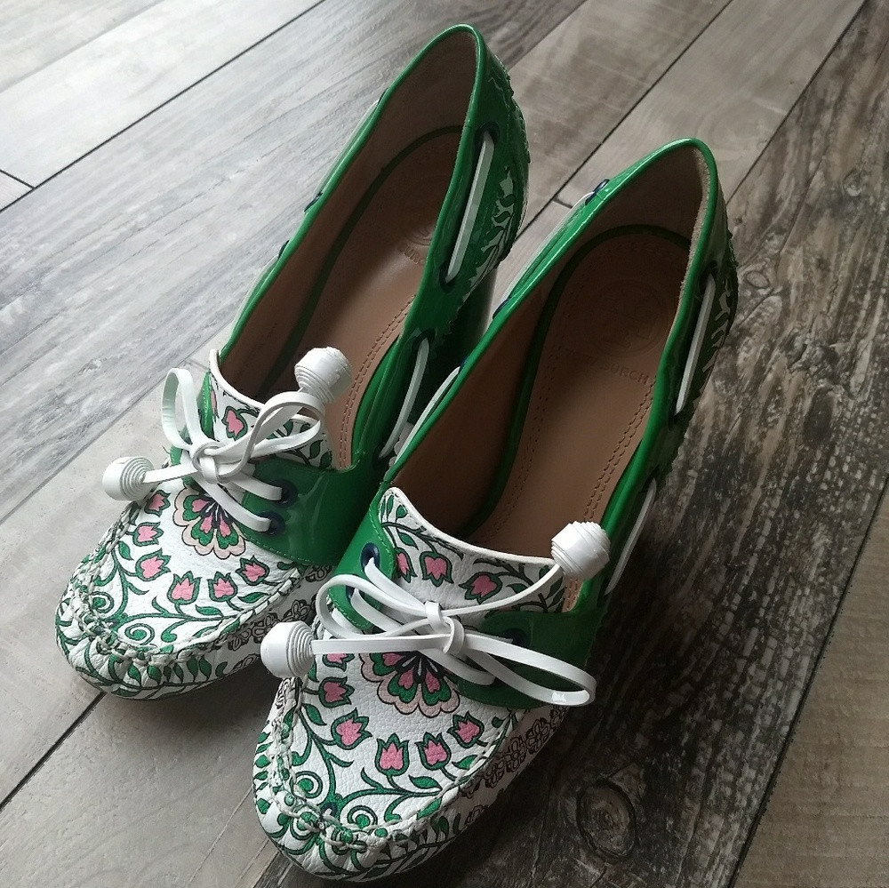 Tory Burch Green and White Loafers with Pearl Bow